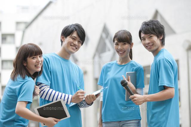 笑顔の男女4人 の写真素材 イラスト素材 アマナイメージズ