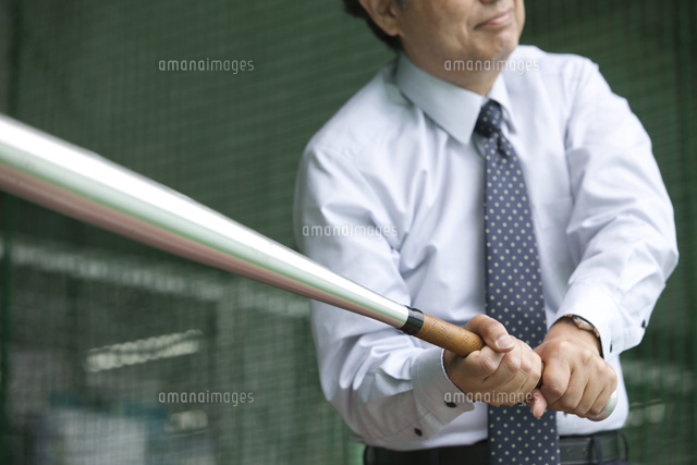 バットを振るビジネスマン の写真素材 イラスト素材 アマナイメージズ