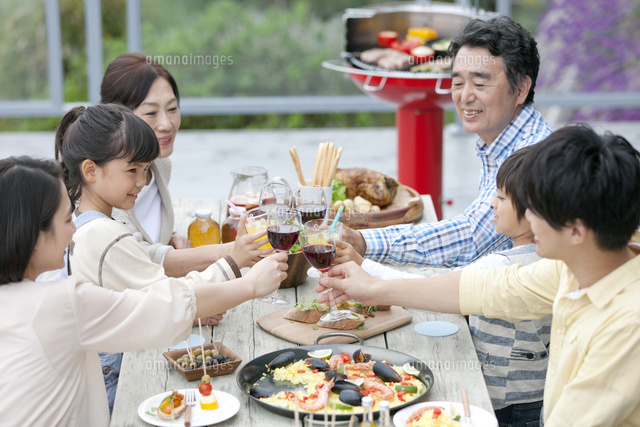 テラスで食事する3世代家族 の写真素材 イラスト素材 アマナイメージズ