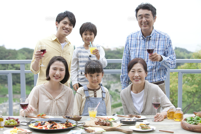 テラスで食事する3世代家族 の写真素材 イラスト素材 アマナイメージズ