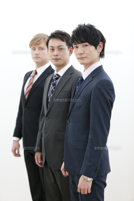 並んで立つビジネスマン3人[07800055787]の写真・イラスト素材｜アマナ