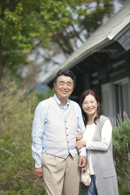 笑顔の中高年夫婦 の写真素材 イラスト素材 アマナイメージズ