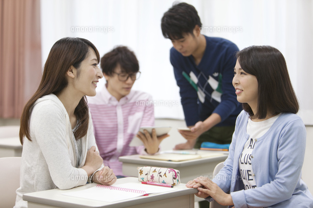 教室で話す学生 の写真素材 イラスト素材 アマナイメージズ