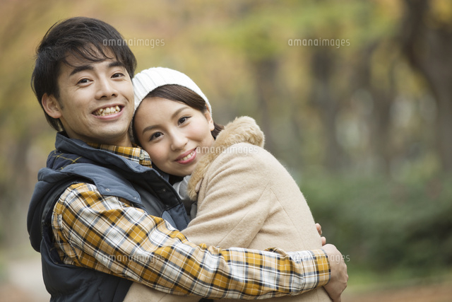 抱き合うカップル の写真素材 イラスト素材 アマナイメージズ