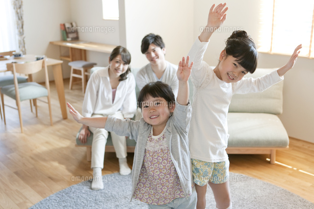 ポーズをとる女の子2人 の写真素材 イラスト素材 アマナイメージズ