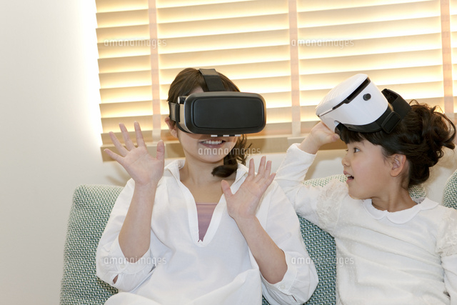 Vrゴーグルで遊ぶ親子 の写真素材 イラスト素材 アマナイメージズ
