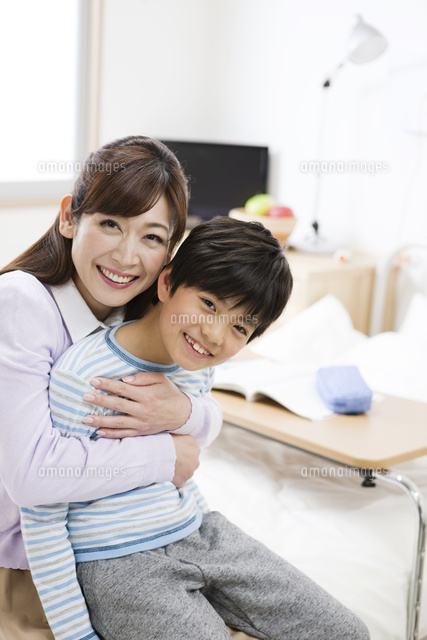 男の子を抱っこする母親 の写真素材 イラスト素材 アマナイメージズ