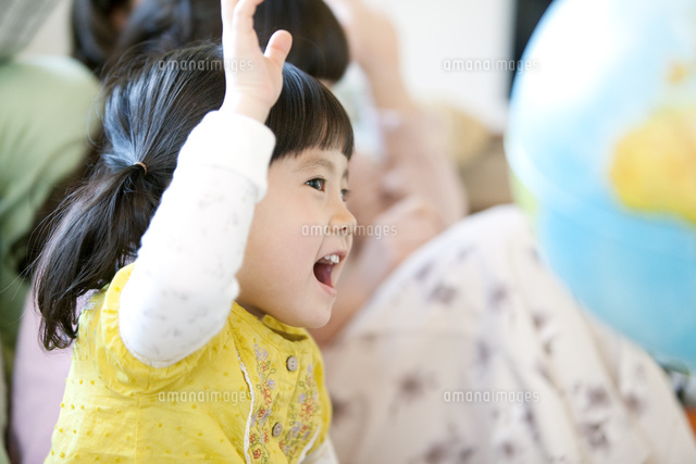 手を挙げている女の子 の写真素材 イラスト素材 アマナイメージズ