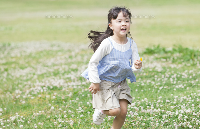 走っている女の子 の写真素材 イラスト素材 アマナイメージズ