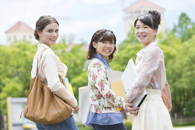 3人の女子大生 の写真素材 イラスト素材 アマナイメージズ