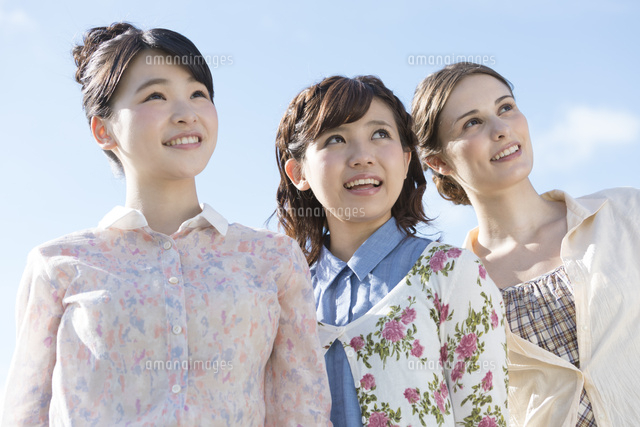 遠くを見る3人の女性 の写真素材 イラスト素材 アマナイメージズ