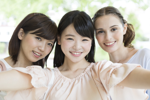 笑顔の女子大生3人 の写真素材 イラスト素材 アマナイメージズ