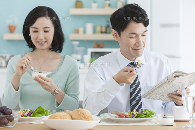 朝食を食べる夫婦 の写真素材 イラスト素材 アマナイメージズ