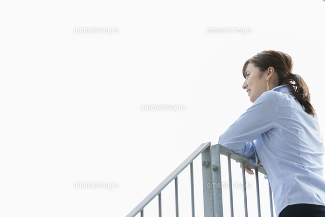 階段から遠くを眺めるビジネスウーマン の写真素材 イラスト素材 アマナイメージズ