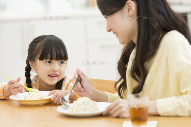 食事する親子 の写真素材 イラスト素材 アマナイメージズ