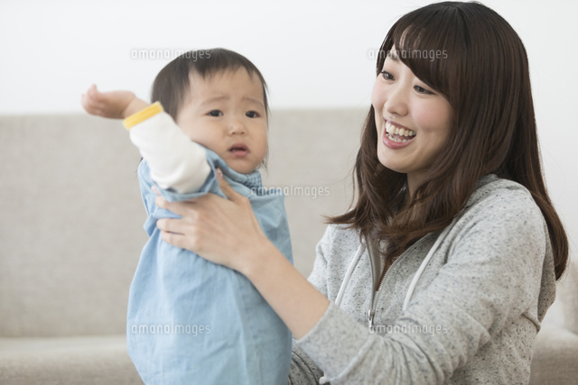 赤ちゃんを抱っこしようとする女性 の写真素材 イラスト素材 アマナイメージズ