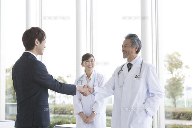 握手をするビジネスマンと医師 の写真素材 イラスト素材 アマナイメージズ