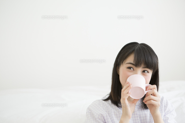 飲み物を飲む女性 の写真素材 イラスト素材 アマナイメージズ