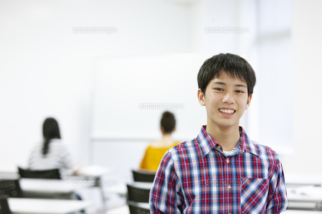 笑顔の男子中学生 の写真素材 イラスト素材 アマナイメージズ