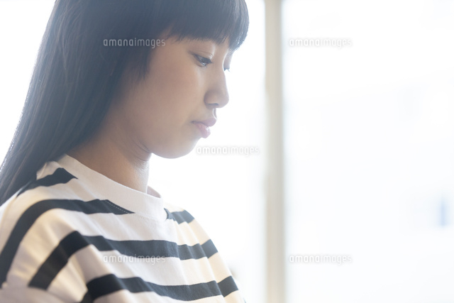 女の子の横顔[07800064476]の写真・イラスト素材｜アマナイメージズ