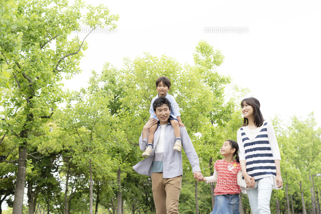 公園を散歩する4人家族[07800064493]の写真・イラスト素材｜アマナ