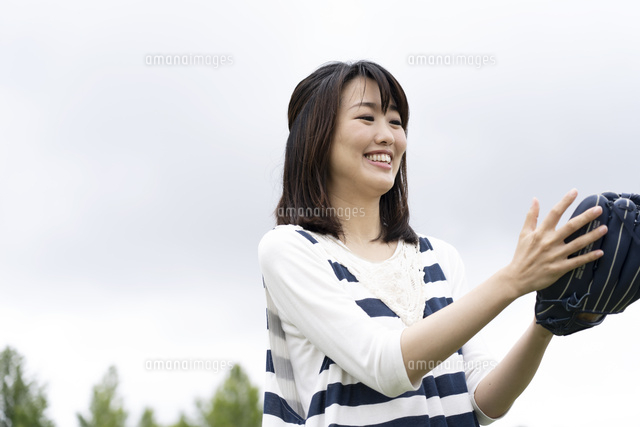 キャッチボールをする女性 の写真素材 イラスト素材 アマナイメージズ