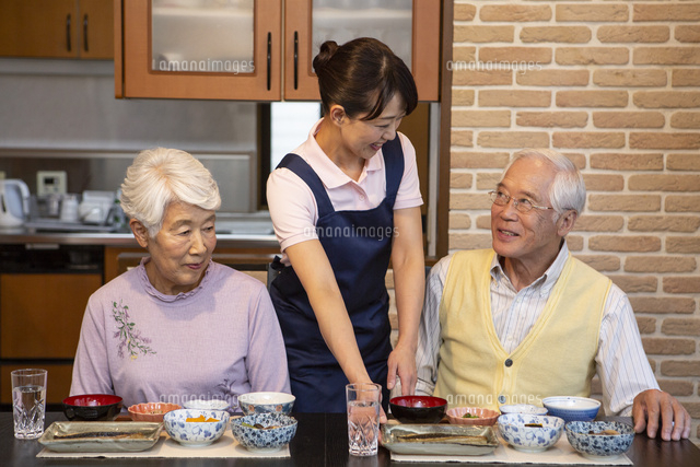 配膳をするヘルパー の写真素材 イラスト素材 アマナイメージズ