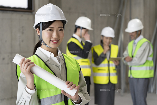 建設現場で笑顔の女性スタッフ の写真素材 イラスト素材 アマナイメージズ