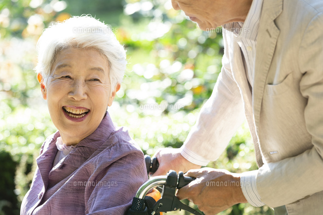 車椅子に座る笑顔のシニア女性 の写真素材 イラスト素材 アマナイメージズ
