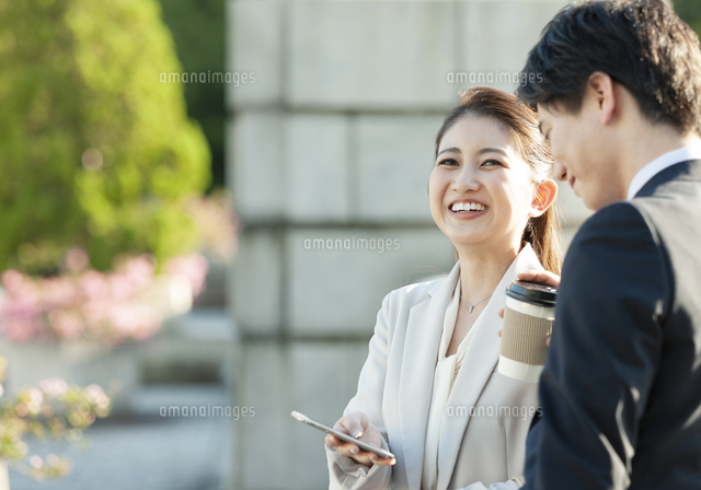 楽しそうなビジネス男女 の写真素材 イラスト素材 アマナイメージズ