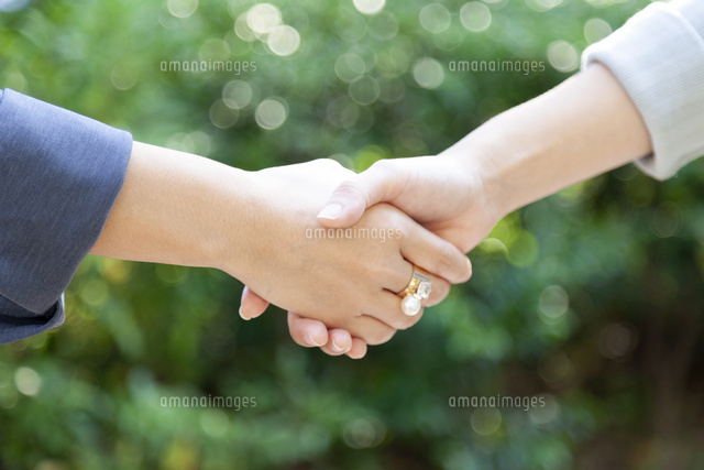 握手をする女性2人の手元 の写真素材 イラスト素材 アマナイメージズ
