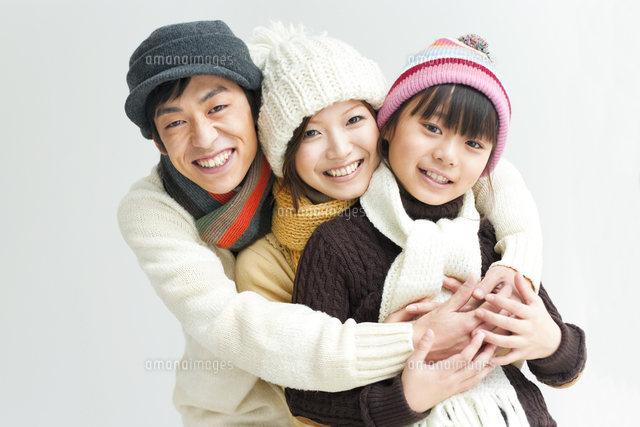 抱き合う家族3人 の写真素材 イラスト素材 アマナイメージズ