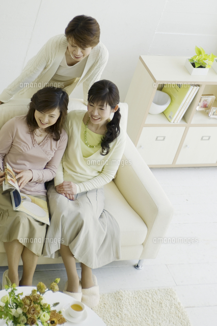 ソファに座るミドル女性3人 の写真素材 イラスト素材 アマナイメージズ