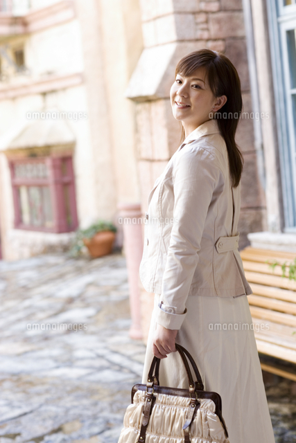 後ろを振り向く中年女性 の写真素材 イラスト素材 アマナイメージズ