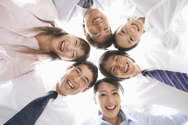 スクラムを組むスーツの男女6人 の写真素材 イラスト素材 アマナイメージズ