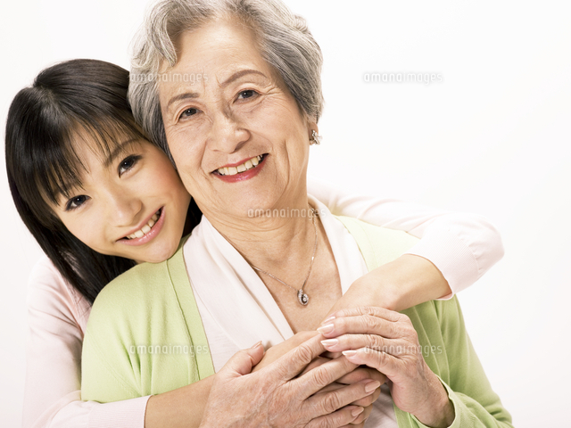 シニア女性に後ろから抱きつく孫 の写真素材 イラスト素材 アマナイメージズ