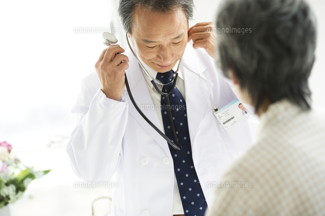 聴診器を耳にかける男性医師 の写真素材 イラスト素材 アマナイメージズ