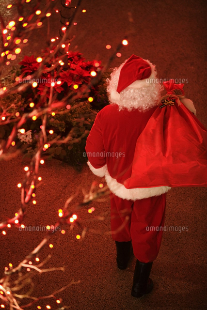 プレゼントを持って歩いているサンタの後姿[07800068947]の写真