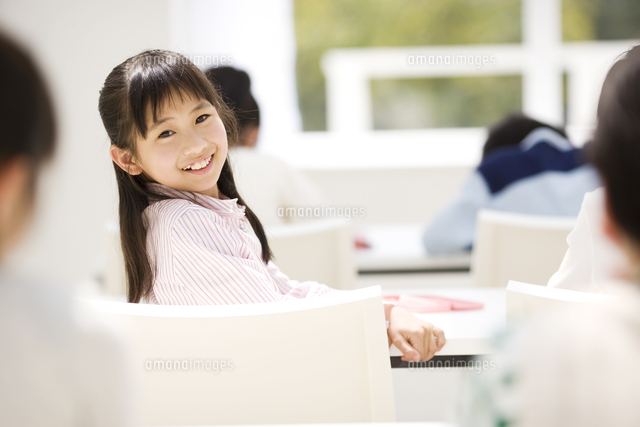 振り向く女の子 の写真素材 イラスト素材 アマナイメージズ