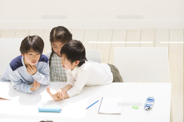 ディスカッションする子供たち の写真素材 イラスト素材 アマナイメージズ