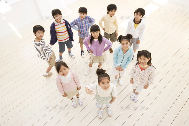 子供たちの笑顔 油彩画 2009年 笑顔の子供たち[07800069083]の写真・イラスト素材｜アマナイメージズ