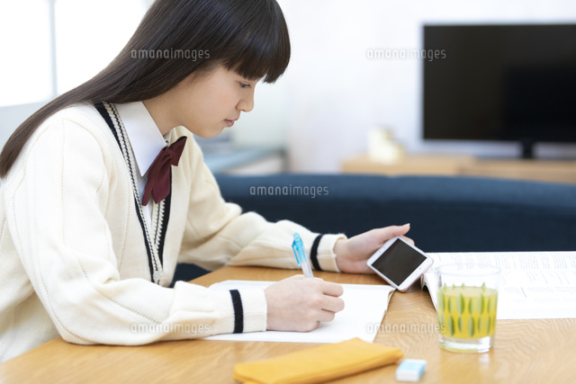 勉強している女子中高生 の写真素材 イラスト素材 アマナイメージズ