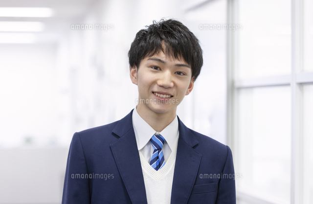 笑顔の男子学生 の写真素材 イラスト素材 アマナイメージズ