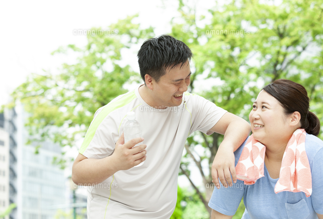 休憩する太ったカップル の写真素材 イラスト素材 アマナイメージズ