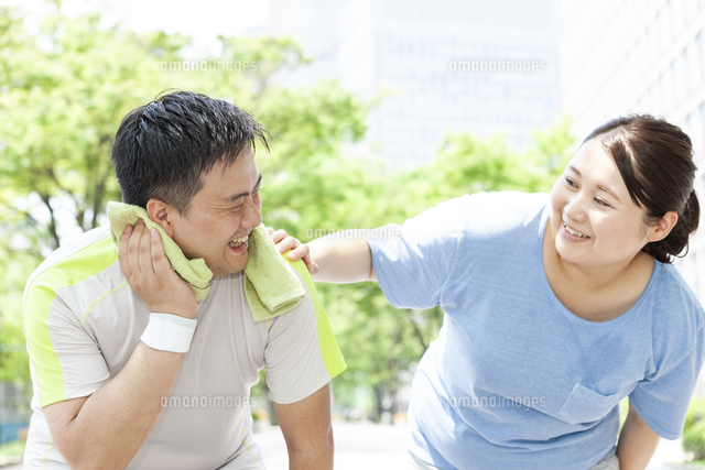 公園で休憩する太ったカップル の写真素材 イラスト素材 アマナイメージズ