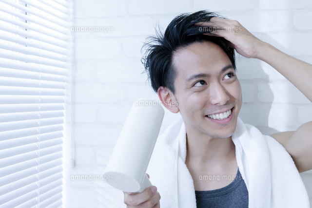 ドライヤーで髪を乾かす男性 の写真素材 イラスト素材 アマナイメージズ