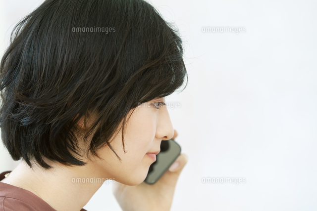 電話をかける女性の横顔[07800078274]の写真・イラスト素材｜アマナ