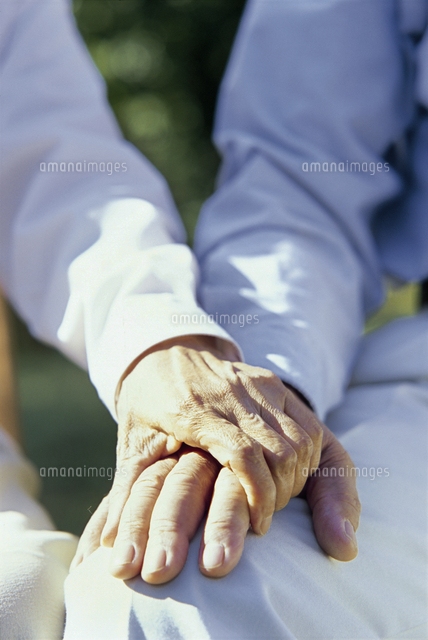 手を握る老人の手元 の写真素材 イラスト素材 アマナイメージズ