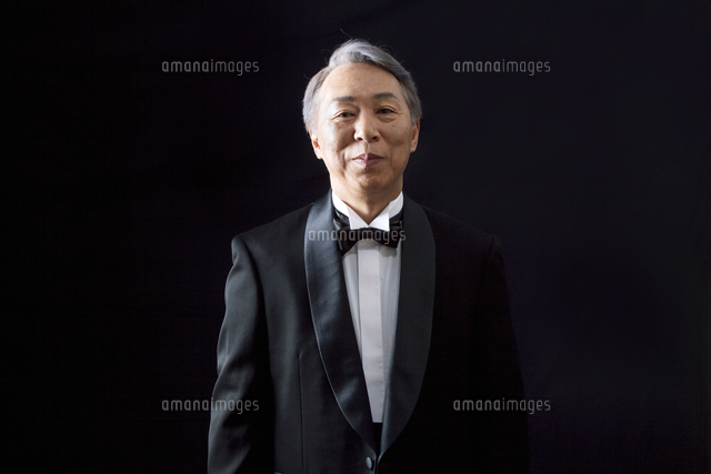 タキシードを着たシニア男性 の写真素材 イラスト素材 アマナイメージズ