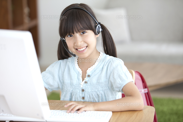 インカムをつけた女の子 の写真素材 イラスト素材 アマナイメージズ